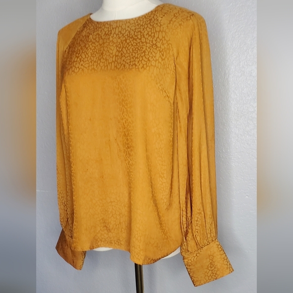Nine West Long Sleeve Beautiful Gold Key Hole Back Blouse Size Medium - Picture 2 of 7